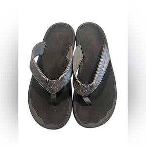 OluKai Ohana Women’s Water Friendly Sandals Metallic Silver/Black EUC Size 8.